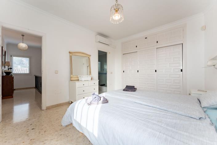 Image No.21-3 Bed Villa / Detached for sale