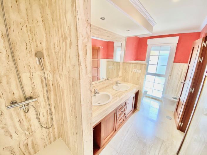 Image No.22-3 Bed Townhouse for sale