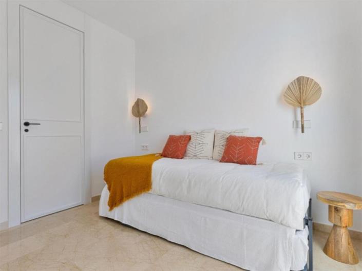 Image No.13-4 Bed Semi-Detached for sale