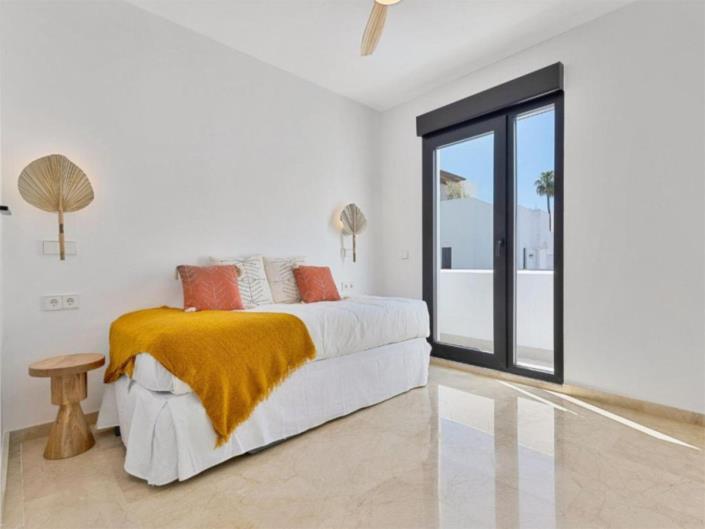 Image No.15-4 Bed Semi-Detached for sale