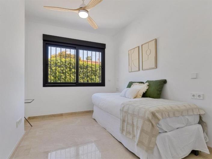 Image No.16-4 Bed Semi-Detached for sale