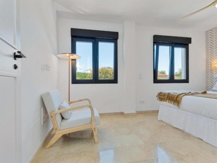 Image No.19-4 Bed Semi-Detached for sale