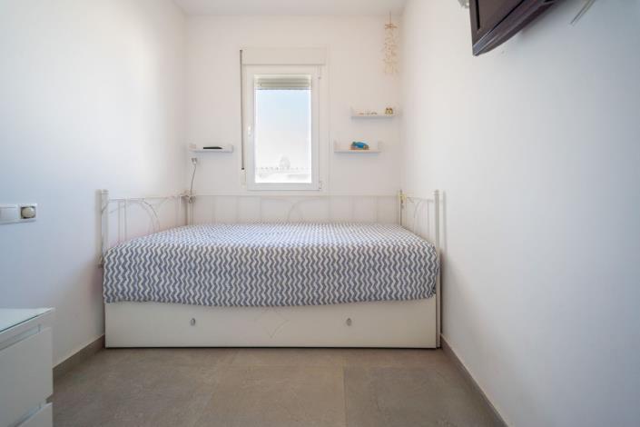 Image No.26-2 Bed Townhouse for sale