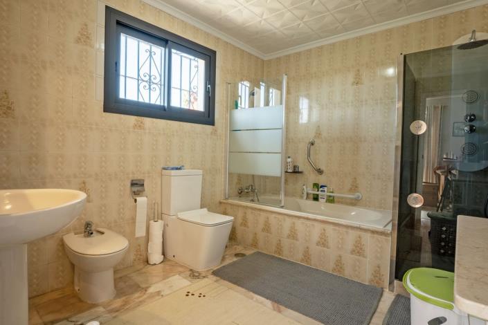 Image No.15-6 Bed Villa / Detached for sale