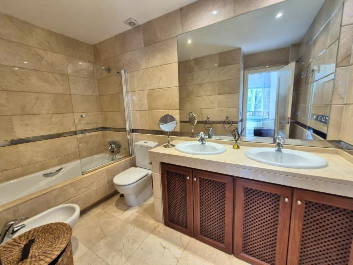 Image No.17-3 Bed House for sale