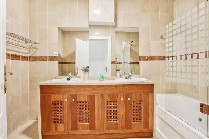 Image No.21-4 Bed Semi-Detached for sale