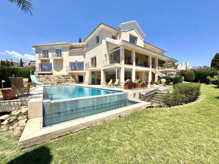 Image No.1-8 Bed Villa / Detached for sale