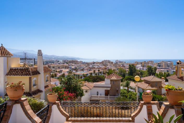 Image No.8-8 Bed House/Villa for sale