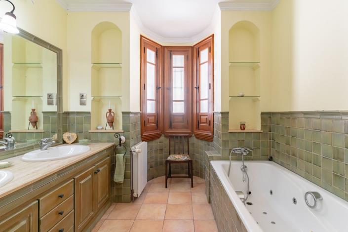 Image No.18-8 Bed House/Villa for sale