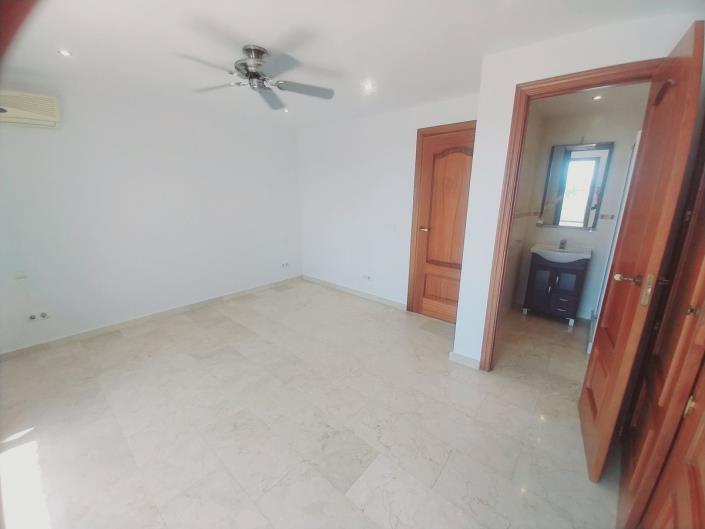 Image No.13-4 Bed Townhouse for sale