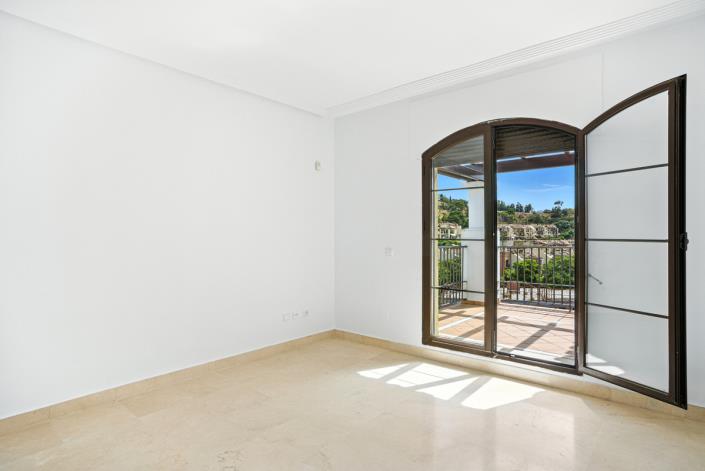 Image No.4-4 Bed Townhouse for sale