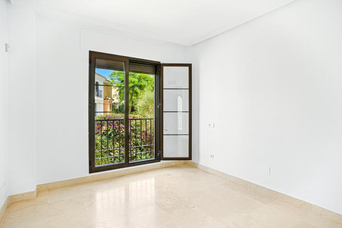 Image No.13-4 Bed Townhouse for sale