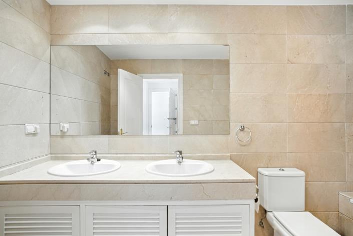 Image No.17-4 Bed Townhouse for sale