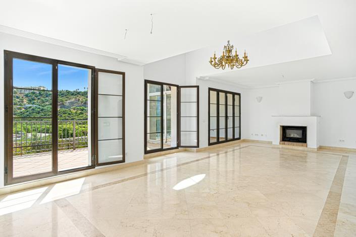 Image No.20-4 Bed Townhouse for sale