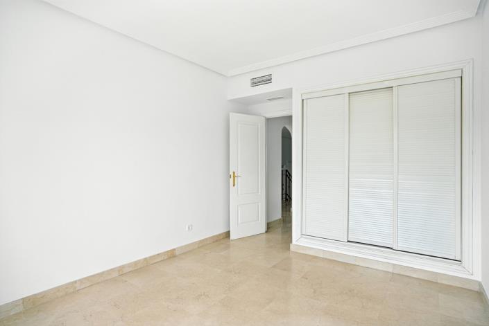 Image No.27-4 Bed Townhouse for sale