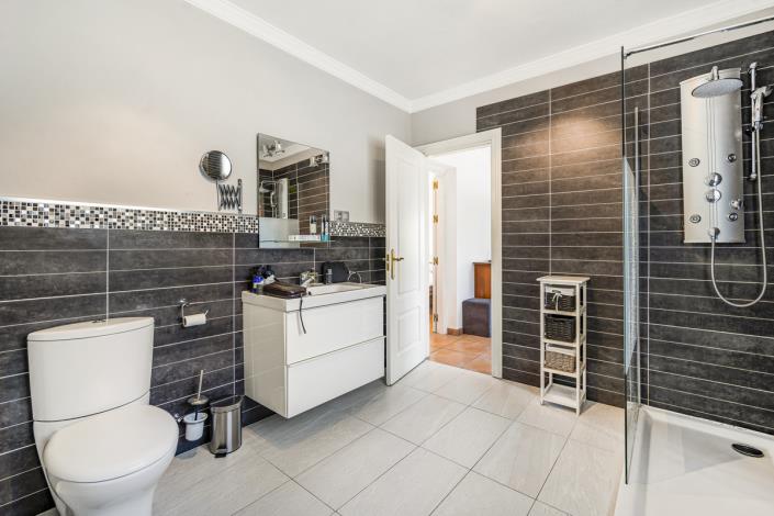 Image No.14-4 Bed Villa / Detached for sale