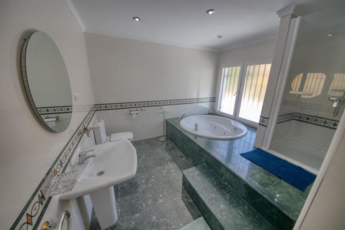 Image No.44-4 Bed Villa / Detached for sale