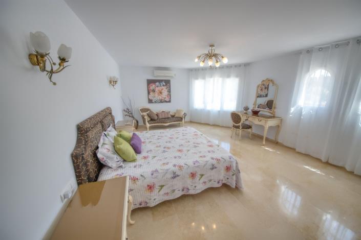 Image No.43-4 Bed Villa / Detached for sale