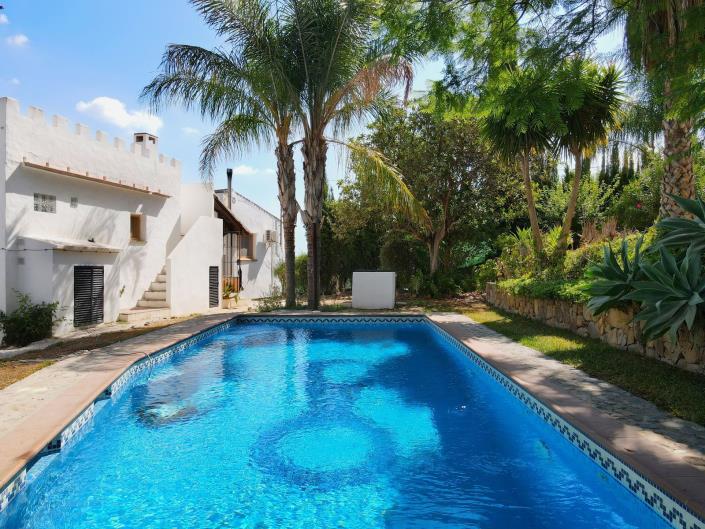 Image No.1-8 Bed Villa / Detached for sale