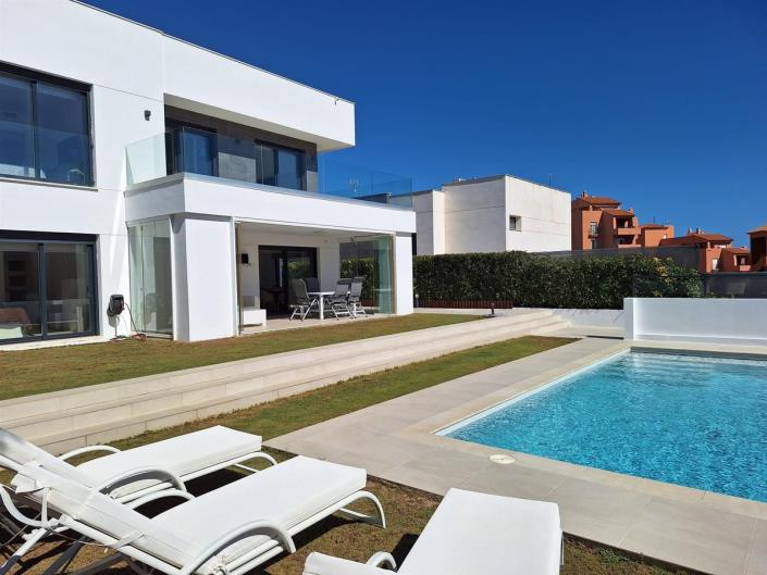 Image No.2-4 Bed Villa / Detached for sale