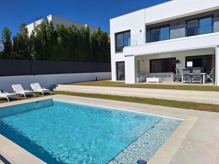 Image No.1-4 Bed Villa / Detached for sale
