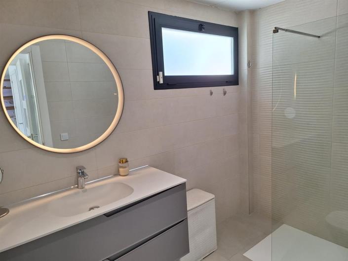 Image No.19-4 Bed Villa / Detached for sale