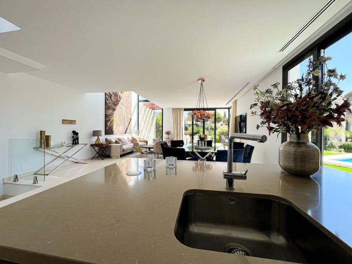 Image No.8-5 Bed Semi-Detached for sale