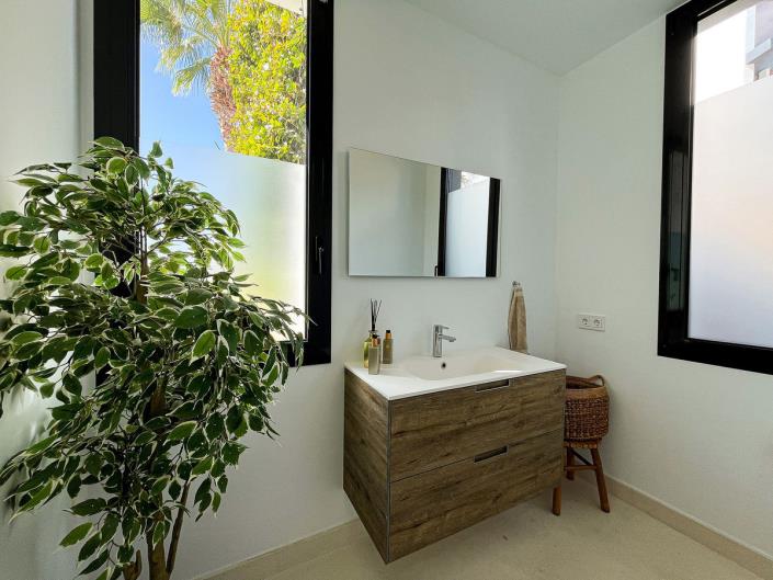 Image No.17-5 Bed Semi-Detached for sale