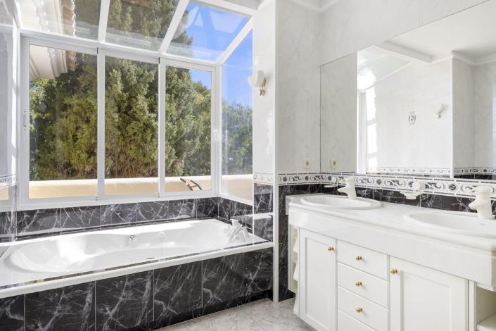 Image No.25-5 Bed Villa / Detached for sale