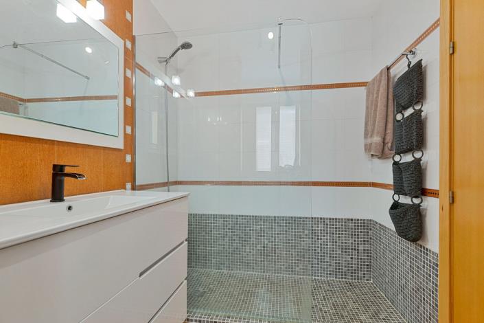 Image No.17-3 Bed Townhouse for sale