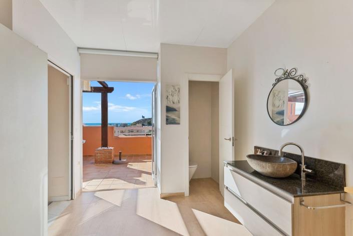 Image No.25-3 Bed Townhouse for sale