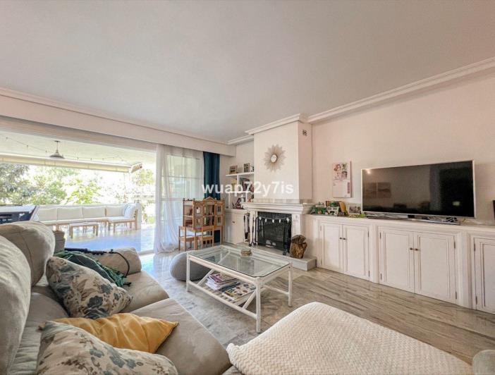 Image No.1-6 Bed Townhouse for sale