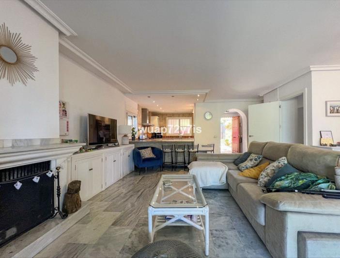 Image No.2-6 Bed Townhouse for sale