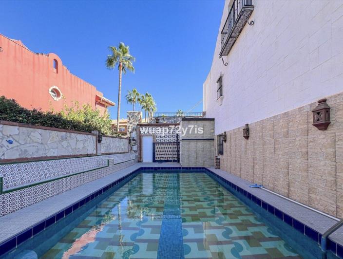 Image No.11-6 Bed Townhouse for sale