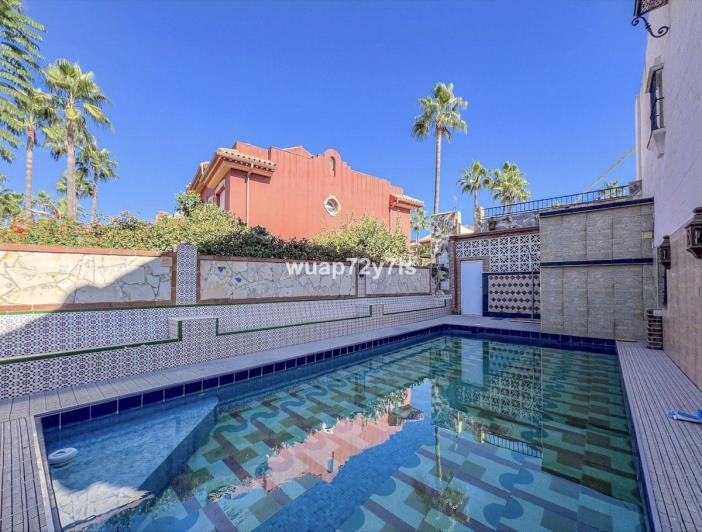 Image No.12-6 Bed Townhouse for sale