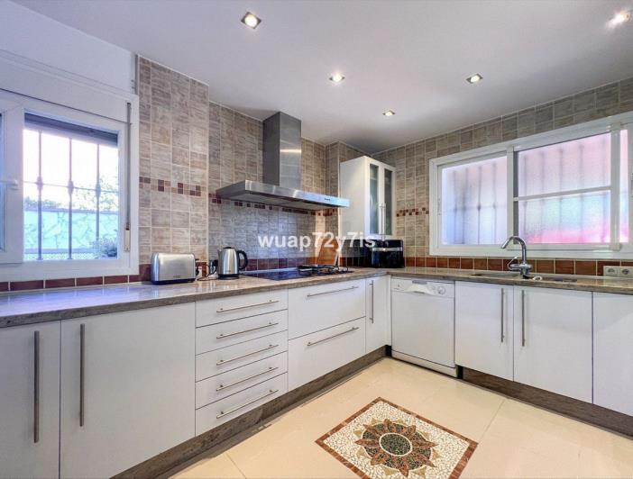 Image No.14-6 Bed Townhouse for sale