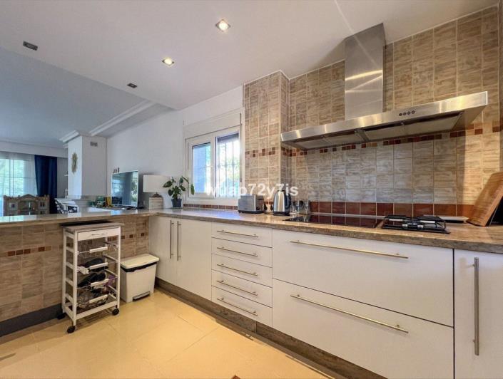 Image No.15-6 Bed Townhouse for sale