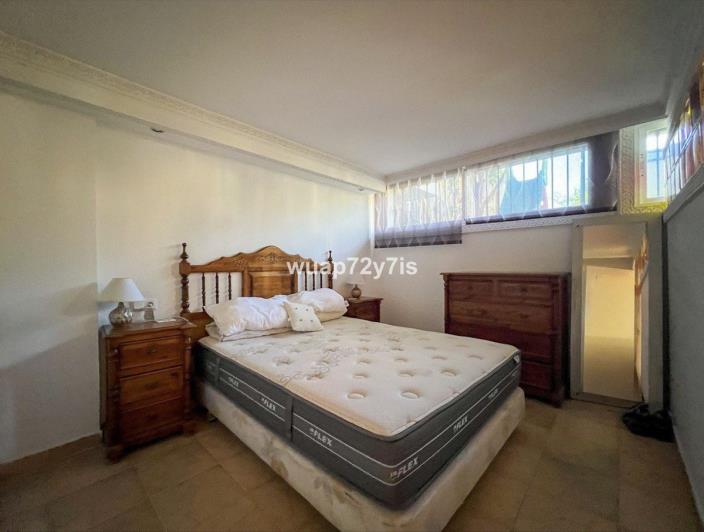 Image No.26-6 Bed Townhouse for sale