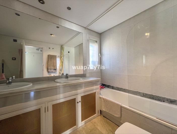 Image No.28-6 Bed Townhouse for sale