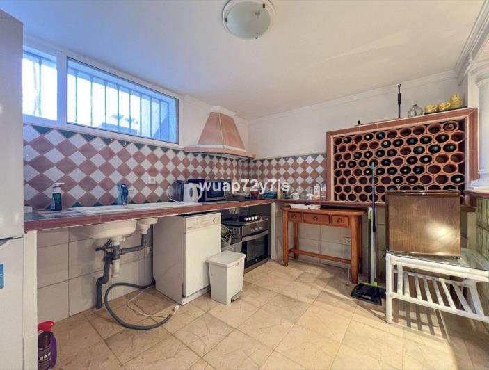 Image No.30-6 Bed Townhouse for sale