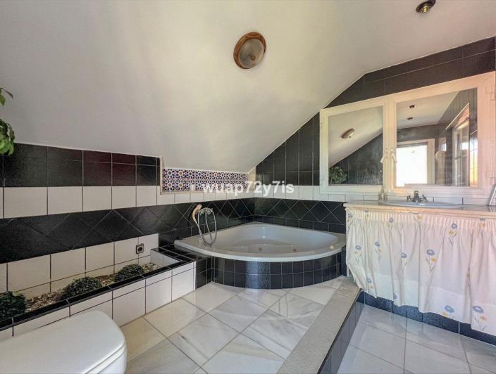 Image No.32-6 Bed Townhouse for sale