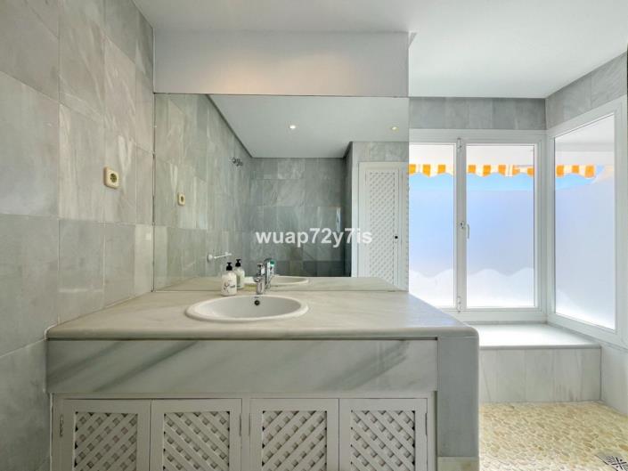 Image No.18-4 Bed Townhouse for sale