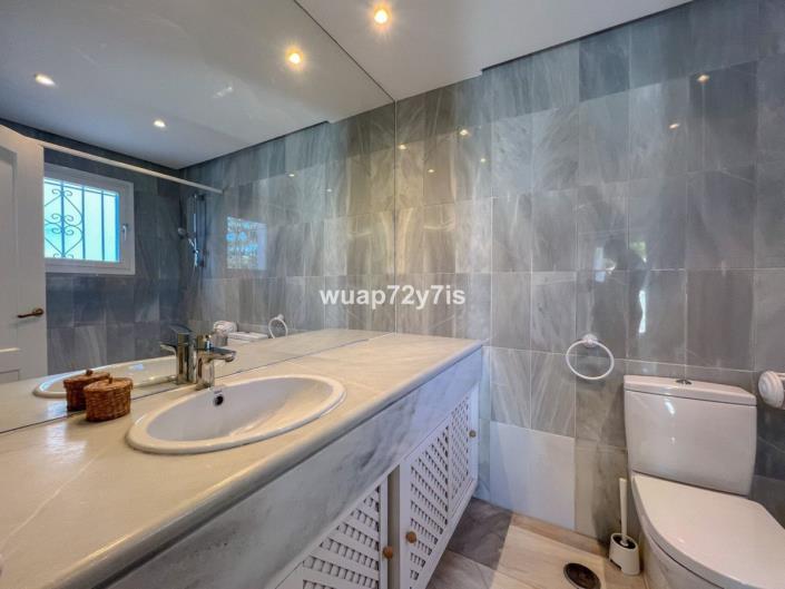 Image No.20-4 Bed Townhouse for sale