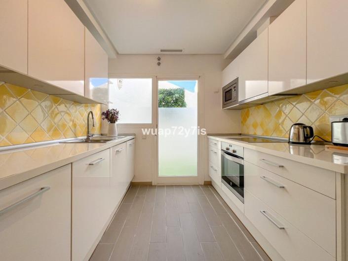 Image No.24-4 Bed Townhouse for sale