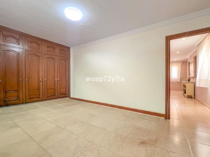 Image No.25-5 Bed Semi-Detached for sale