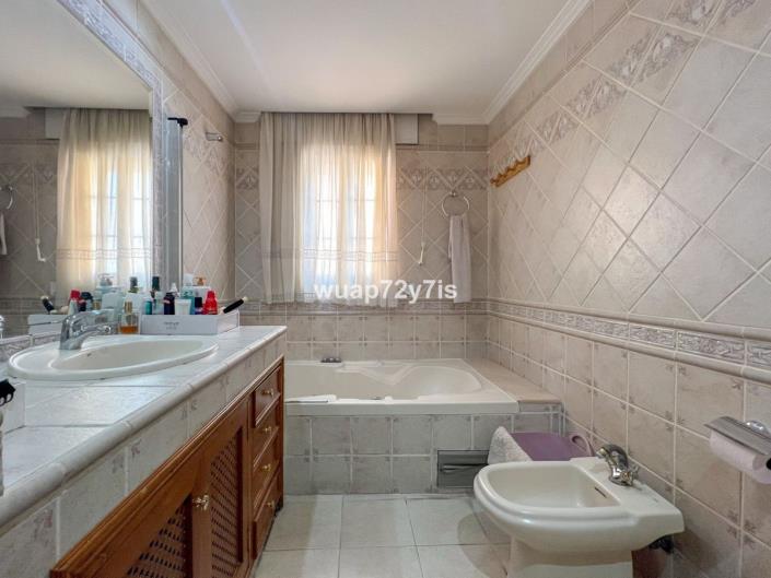 Image No.27-5 Bed Semi-Detached for sale