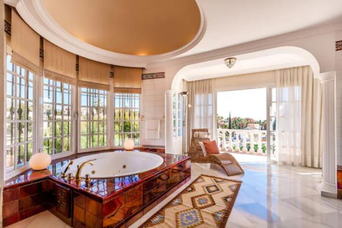 Image No.9-5 Bed Villa / Detached for sale