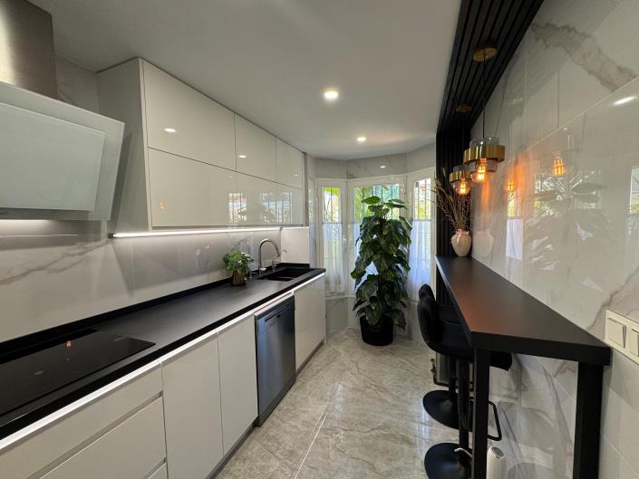 Image No.12-4 Bed Townhouse for sale