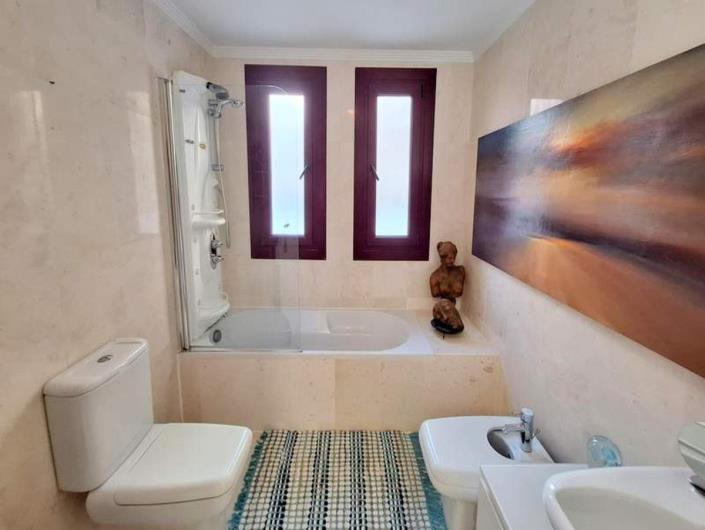 Image No.20-3 Bed Apartment for sale