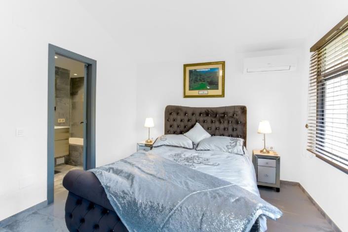 Image No.11-3 Bed Villa / Detached for sale